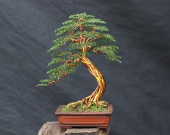 Kunstdraht-Bonsai-Baumskulptur mit dunkelgrünen Blättern. Bis zu 12 Zoll groß. Geeignet für Valentinstagsgeschenke, Hochzeitsgeschenke.