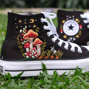 Bestickter Pilz Sneakers, handbestickte Cottagecore Sneakers, Fairycore High-Top Schuhe, Boho Botanische Sneakers, Geschenk für Sie LL