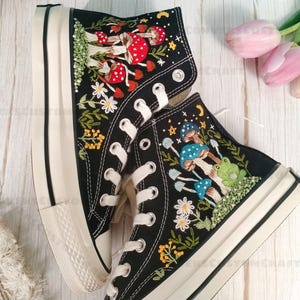 Custom Converse Chuck Taylor Mushrooms, Tênis Bordados Mushrooms, Cogumelos Bordados, Sapatos Converse Bordados, Converse LT