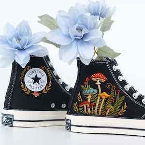 Converse bordado cogumelo, sapo, Converse bordado cogumelo, sapatos personalizados, tênis bordados sapo e cogumelos, presente para ela LT