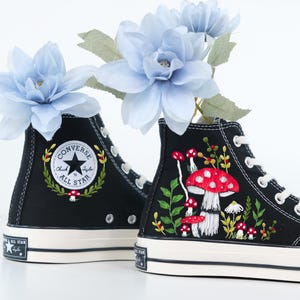 Converse bordado cogumelo, sapo, Converse bordado cogumelo, sapatos personalizados, tênis bordados sapo e cogumelos, presente para ela LT
