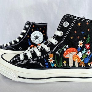 Converse bordado cogumelo, sapo, Converse bordado cogumelo, sapatos personalizados, tênis bordados sapo e cogumelos, presente exclusivo para ela