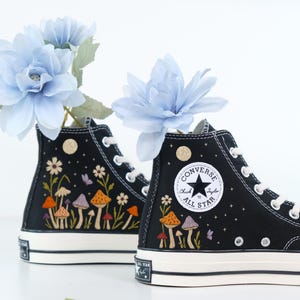 Converse bordado cogumelo, sapo, Converse bordado cogumelo, sapatos personalizados, tênis bordados sapo e cogumelos, presente para ela LT