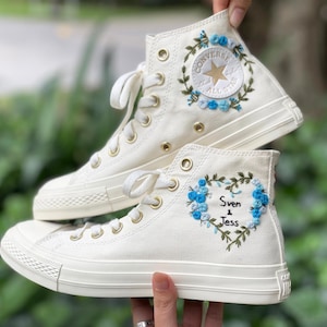 Custom bruiloft sneakers platform, blauwe bloem geborduurde Converse, roos borduurwerk bruids sneakers, gepersonaliseerde bruid schoenen huwelijkscadeau