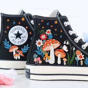 Converse bordado cogumelo, sapo, Converse bordado cogumelo, sapatos personalizados, tênis bordados sapo e cogumelos, presente exclusivo para ela