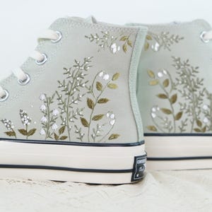 Custom Embroidered Wedding Converse, White Flowers Embroidered Sneakers for Bride, Embroidered Wedding Reception Shoes, Wedding Gifts