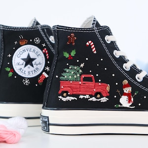 刺繍入りコンバース 赤いクリスマスカートが松の木と雪だるまを運ぶ、パーソナライズされたクリスマスシューズ、サンタクロースの刺繍入りシューズ LT