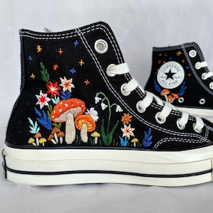 Converse bordado cogumelo, sapo, Converse bordado cogumelo, sapatos personalizados, tênis bordados sapo e cogumelos, presente para ela LT