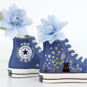 Blauwe hoge sneakers met geborduurde bloemen, op custom natuur geïnspireerde Converse, handgeborduurde kattensneakers, boho cottagecore canvas schoenen LL