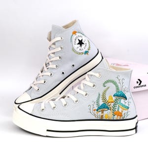 Converse bordado cogumelo, sapo, Converse bordado cogumelo, sapatos personalizados, tênis bordados sapo e cogumelos, presente para ela LT