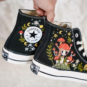 Tênis Converse Chuck Taylor Customizado com Cogumelos Bordados/ Tênis Converse Customizado com Cogumelos Bordados LT