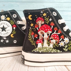 Converse bordado cogumelo, sapo, Converse bordado cogumelo, sapatos personalizados, tênis bordados sapo e cogumelos, presente para ela LT