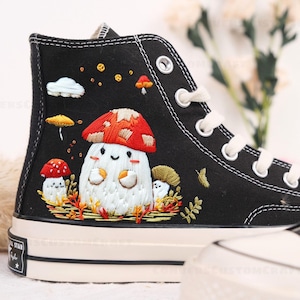Converse bordado cogumelo, sapo, Converse bordado cogumelo, sapatos personalizados, tênis bordados sapo e cogumelos, presente exclusivo para ela