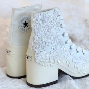 Lace bruiloft hak sneakers, bruids hoge hak Converse, geborduurde platform bruid schoenen, aangepaste bruiloft wig sneakers, parel bruids schoen LL