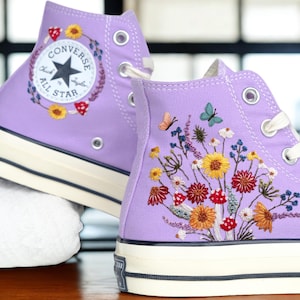 Aangepaste Converse geborduurde schoenen Converse Chuck Taylor jaren 1970 aangepaste geborduurde Converse schoenen met paddenstoelenbos voor haar huwelijkscadeau