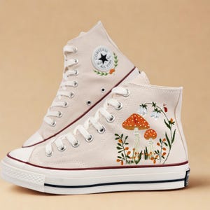 Aangepaste Converse geborduurde schoenen Converse Chuck Taylor jaren 1970 aangepaste geborduurde Converse schoenen met paddenstoelenbos voor haar huwelijkscadeau