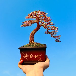 Wire bonsai tree with glitter beads. Used for home decoration. Suitable as a gift for a new home.