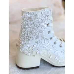 Lace bruiloft hak sneakers, bruids hoge hak Converse, geborduurde platform bruid schoenen, aangepaste bruiloft wig sneakers, parel bruids schoen LL