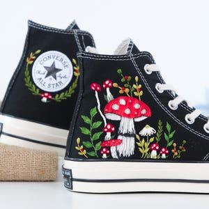 &quot;Handbestickter Pilz; &quot;&quot;Wald in Rot&quot;&quot;; Pilz High Tops; Schwarze Sneakers; Geschenk für Cottagecore Liebhaber.&quot;