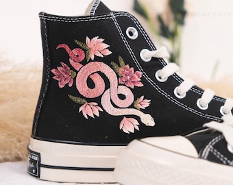 Converse brodées, Converse personnalisées, Converse montantes brodées de serpents et de fleurs, baskets sauvages, Converse fleurs, C0134LL