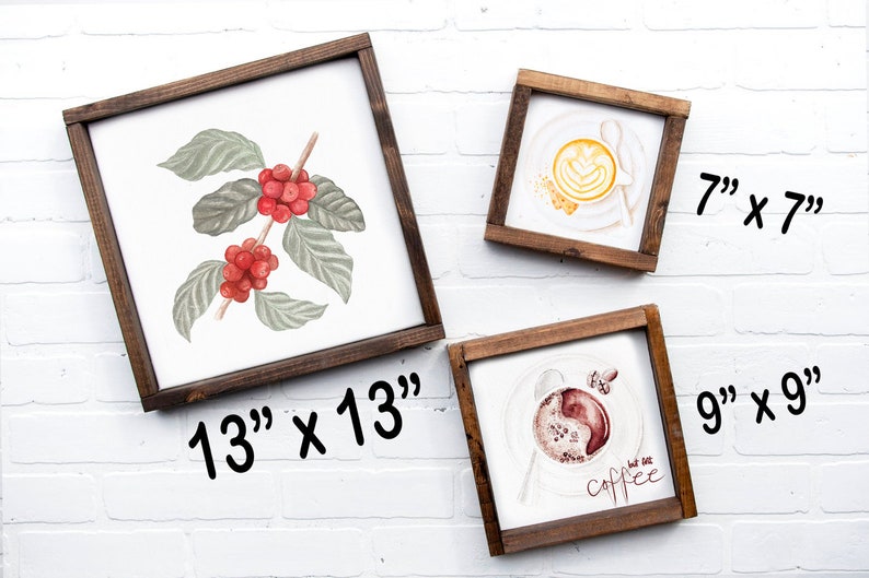 Puede incluir: Tres ilustraciones enmarcadas con tem&aacute;tica de caf&eacute;. El marco m&aacute;s grande mide 13 pulgadas por 13 pulgadas y presenta una pintura de acuarela de una planta de caf&eacute; con bayas rojas. El marco del medio mide 7 pulgadas por 7 pulgadas y muestra un latte con arte latte. El marco m&aacute;s peque&ntilde;o mide 9 pulgadas por 9 pulgadas y presenta una taza de caf&eacute; con el texto "but first, coffee".