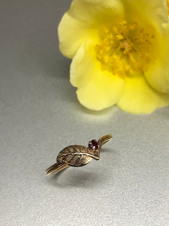 Vintage Wishbone Style Ring With Leaf & Ruby Deta… - image 3