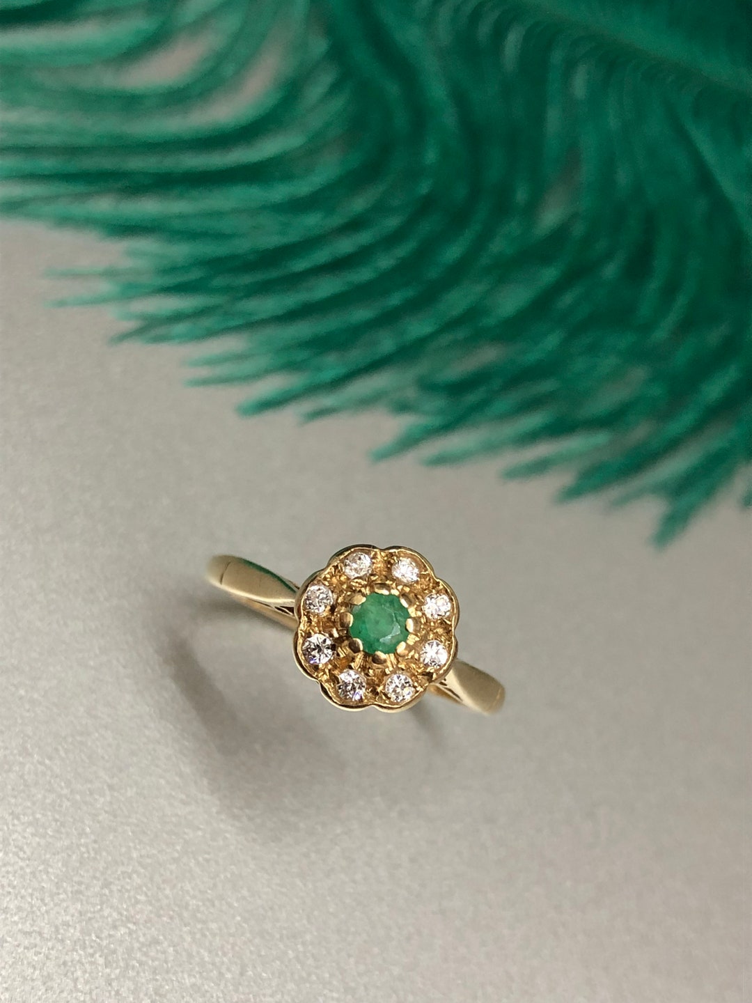 Vintage 1978 9ct Yellow Gold Emerald Green and White Spinel Daisy Cluster  Ring em 2023