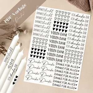 Peut inclure: Des bougies blanches avec des inscriptions noires et des cœurs sont présentées à côté d'une feuille de papier avec diverses phrases allemandes et des graphiques de cœurs. Les phrases incluent "Dankeslicht", "Ich danke Dir" et "Danke für alles".