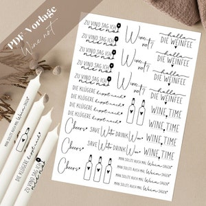 Könnte beinhalten: Ein Blatt mit schwarzen und weißen Aufklebern mit verschiedenen Designs zum Thema Wein. Die Aufkleber enthalten Sätze wie "Wine not?" und "Wine time" sowie Illustrationen von Weinflaschen und Gläsern. Die Aufkleber eignen sich perfekt, um Weinflaschen, Gläsern oder anderen Oberflächen einen Hauch von Verspieltheit zu verleihen.