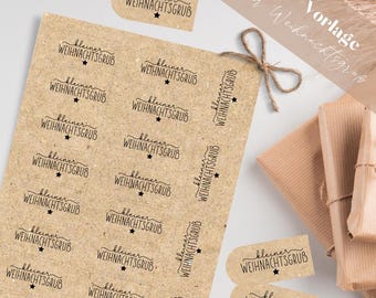 Puede incluir: Una hoja de papel marrón con varias etiquetas impresas con el texto "kleiner Weihnachtsgrub" en negro. Las etiquetas están dispuestas en una cuadrícula. La hoja está rodeada de un fondo blanco.