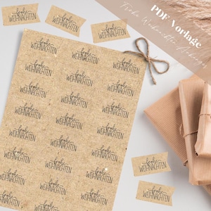 Może przedstawiać: Arkusz brązowego papieru z powtarzającym się wzorem frazy "Frohe Weihnachten" w czarnym piśmie. Arkusz jest pocięty na pojedyncze etykiety prezentowe. Obraz pokazuje również kilka etykiet już wyciętych i ułożonych jedna na drugiej.