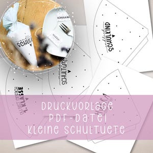 Puede incluir: Plantillas de papel blanco para pequeños conos escolares, con texto negro y pequeños puntos negros. Un cono está montado y atado con una cinta azul. El texto incluye "endlich SCHULI" y "1. KLASSE".