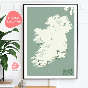 Könnte beinhalten: Eine grüne und weiße Karte von Irland mit einer grünen Route, die darauf eingezeichnet ist. Die Karte zeigt die Route einer im September 2021 unternommenen Roadtrip. Der Text "IRELAND SEPTEMBER 3-14, 2021" befindet sich am unteren Rand der Karte.