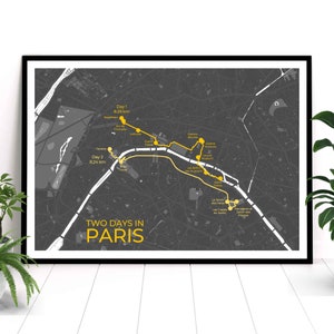 Könnte beinhalten: Eine Schwarzweißkarte von Paris mit einer gelben Linie, die eine Wanderroute zeigt. Die Route ist mit "Zwei Tage in Paris" beschriftet und enthält die Entfernung in Kilometern für jeden Tag. Die Karte enthält Sehenswürdigkeiten wie den Eiffelturm, das Louvre-Museum und den Arc de Triomphe.