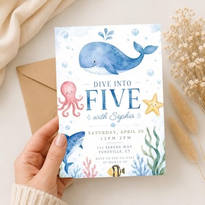 Può includere: Un biglietto d'invito di compleanno rettangolare con illustrazioni ad acquerello di una balena blu, un polpo rosa, una stella marina gialla e un pesciolino. Il testo recita DIVE INTO FIVE with Sophia, Saturday, April 20, 12 PM 2 PM, 111 Serene Way, Funsville, CT, RSVP to 555-111-2323 by March 20.