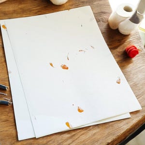 Lot de 5 pièces - Papier A4 de qualité fait main avec fleurs - Feuille A4 - Parfaite pour le bricolage, - pour les invitations de mariage, les confettis, les projets artistiques 160 g/m²
