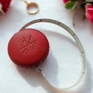 Impresionante mini cinta métrica estilo cuero - Cinta métrica retráctil portátil de color marrón oscuro - Regla métrica de costura de regalo