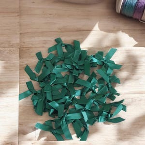50 pezzi/lotto - Fiocchi di raso verde smeraldo (4 cm) - Decorazione fai da te - Confezione regalo - Decorazione per matrimonio