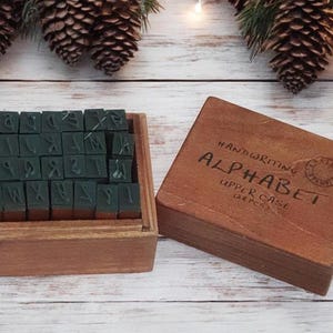 Juego de sellos de madera con letras mayúsculas estilo vintage - Sellos de escritura a mano - Materiales para álbumes de recortes - Materiales para diarios