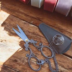 Nähschere im Messing-Stil mit Leder-Hülle - Stickerei & schneidern Schere - rustikales Shabby Chic Nähgeschenk für Sie