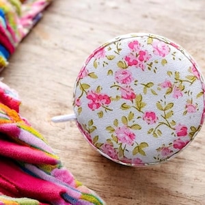 Florales Mini-Maßband: Tragbares einziehbares Nähwerkzeug