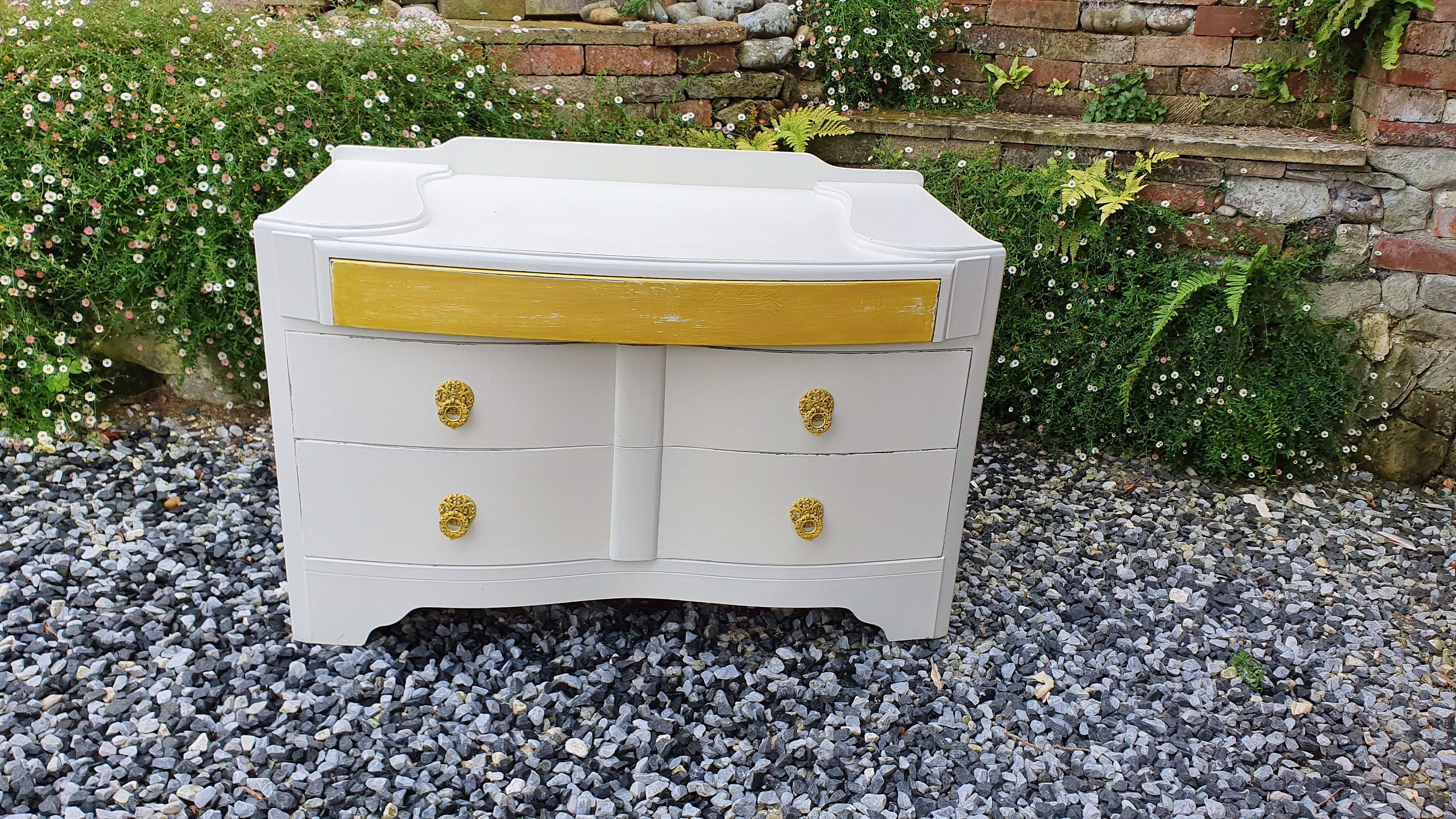 commode peinte rétro vintage des années 50 shabby chic crème et or