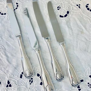 Set of 4 Vintage Japan 'The Main Course' silver plate entree knife clam shell detail 9.5" flatware