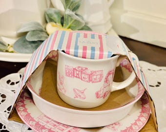 Juego de 3 piezas de porcelana Queens China Baby: taza, tazón y plato. Regalo para niña. Diseño en rosa y blanco con osito de peluche y caballito de carrusel.
