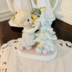 Vintage Enesco Precious moments Christmas tree girl one arm BROKEN light NOT WORKING