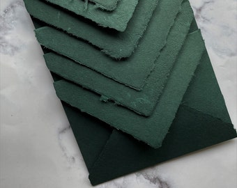 Dunkelgrüne handgemachte Umschläge | Büttenrand A7 | Abaca & Baumwolle handgeschöpftes Papier | 5,5 "x 7,5" Umschlag Passend für 5" x 7" Einladungen