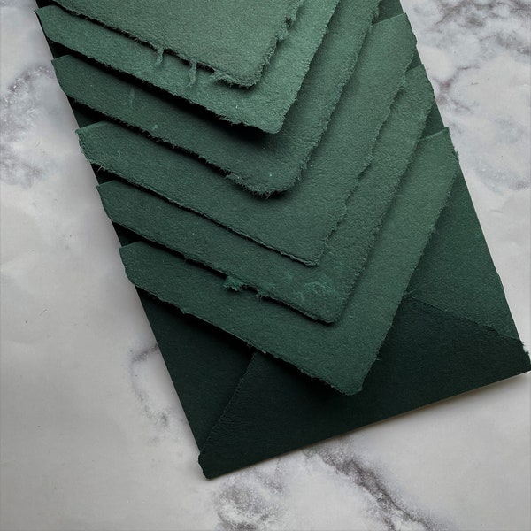 Enveloppes faites main vert foncé | Bordure plate A7 | Papier fait main d'abaca et de coton | L'enveloppe 5,5 x 7,5 po peut contenir des invitations de 5 x 7 po.