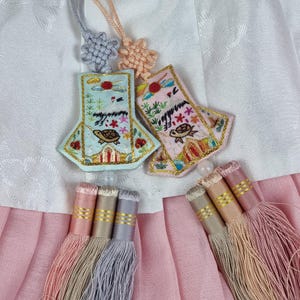 Pastell Schildkröte und Kranich Norigae koreanische Knoten Quaste Charme, koreanische Glück Symbol gestickt Hanbok Zubehör Schlüsselanhänger, Lunar New Year Geschenke