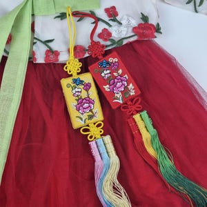 Pfingstrose Norigae koreanischer Quasten-Charme, mit Blumen bestickter Hanbok-Knoten-Zusatzschlüsselbund, neues Jahr und Chuseok-Feier