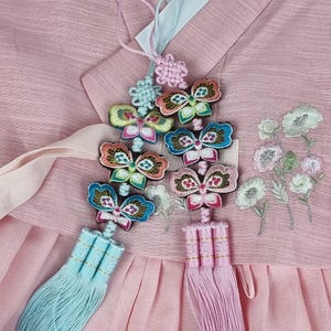 Dreistufiger Schmetterling Norigae koreanischer Quastenanhänger, langer Hanbok-Knoten, traditionelles koreanisches Zubehör Schlüsselanhänger, Neujahr und Chuseok-Feier